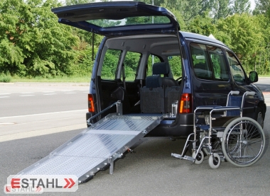 Rampe pour fauteuil roulant avec ressort  gaz pour installation fixe