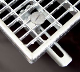 Attache de fixation galvanise pour maille 30/10 mm